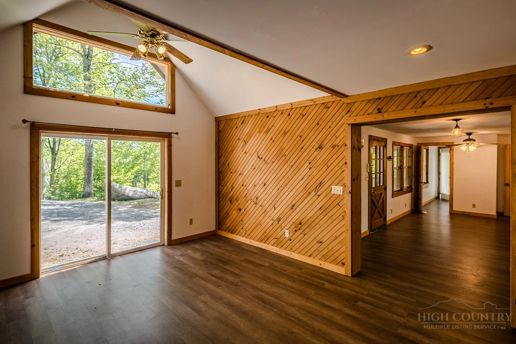 Image number 8 for the current listing