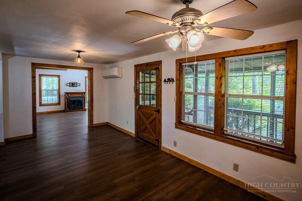 Image number 9 for the current listing