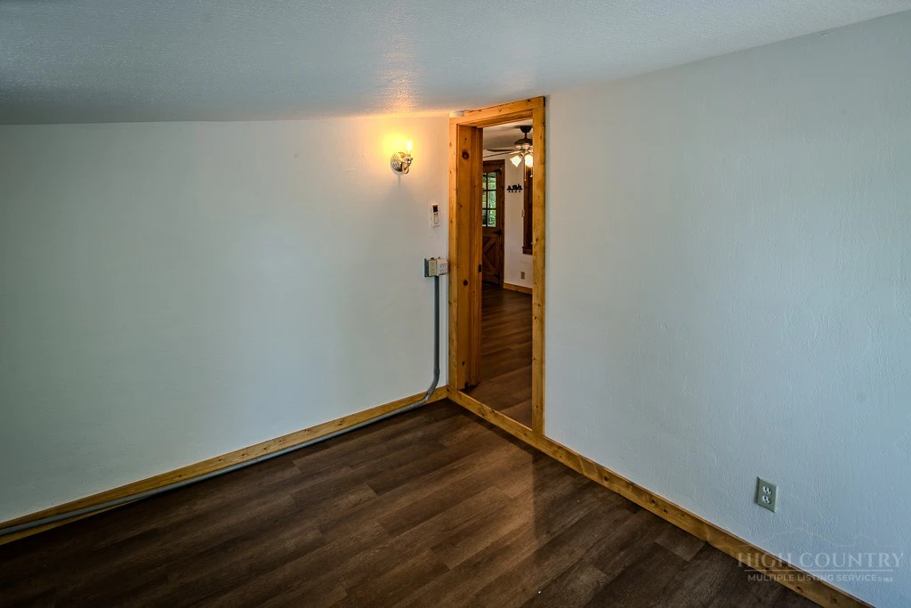Image number 15 for the current listing