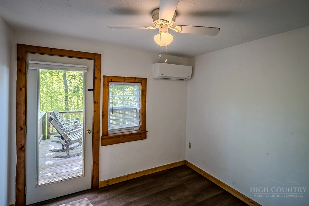 Image number 13 for the current listing