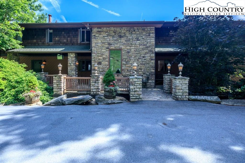 Image number 1 for the current listing