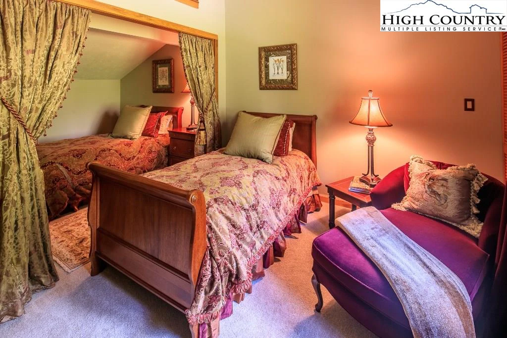 Image number 2 for the current listing
