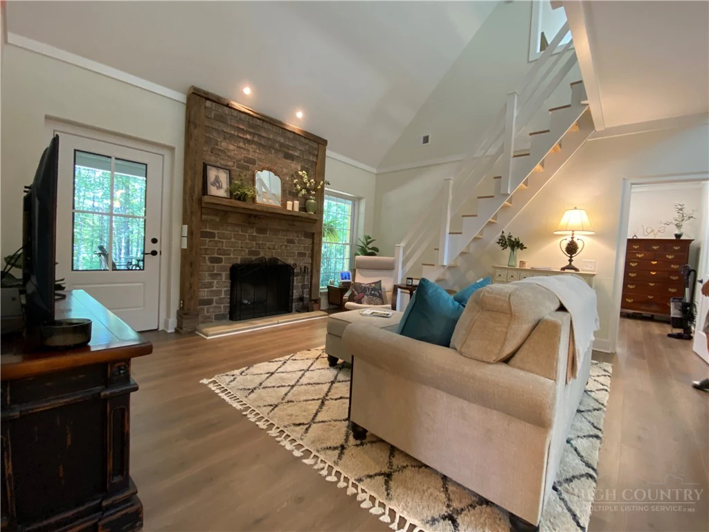 Image number 3 for the current listing