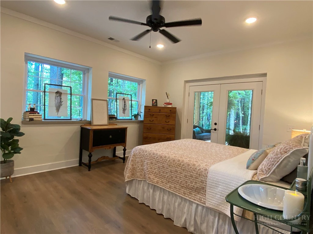 Image number 4 for the current listing