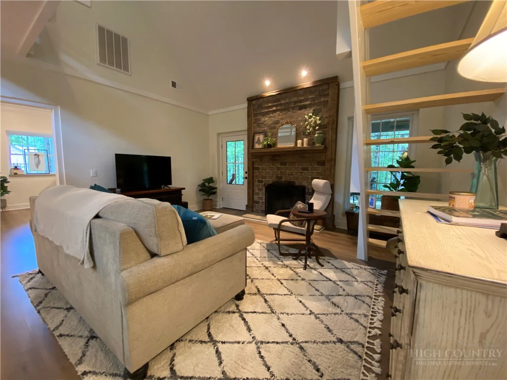 Image number 2 for the current listing