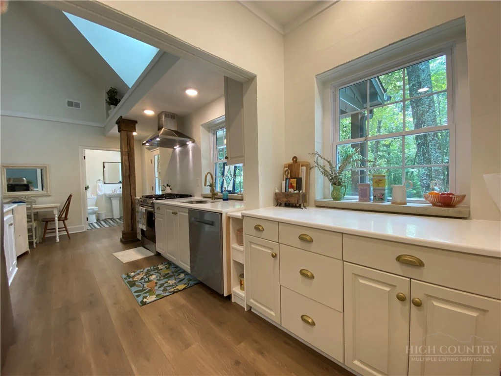 Image number 11 for the current listing