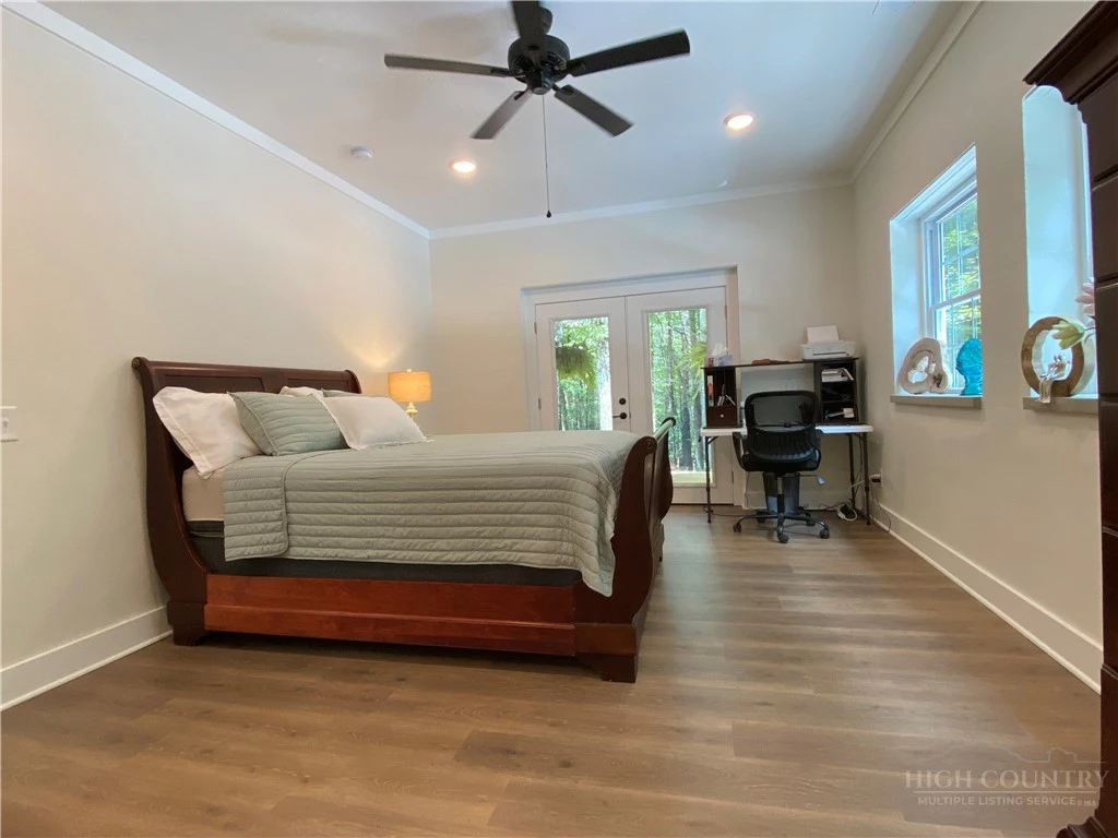 Image number 15 for the current listing
