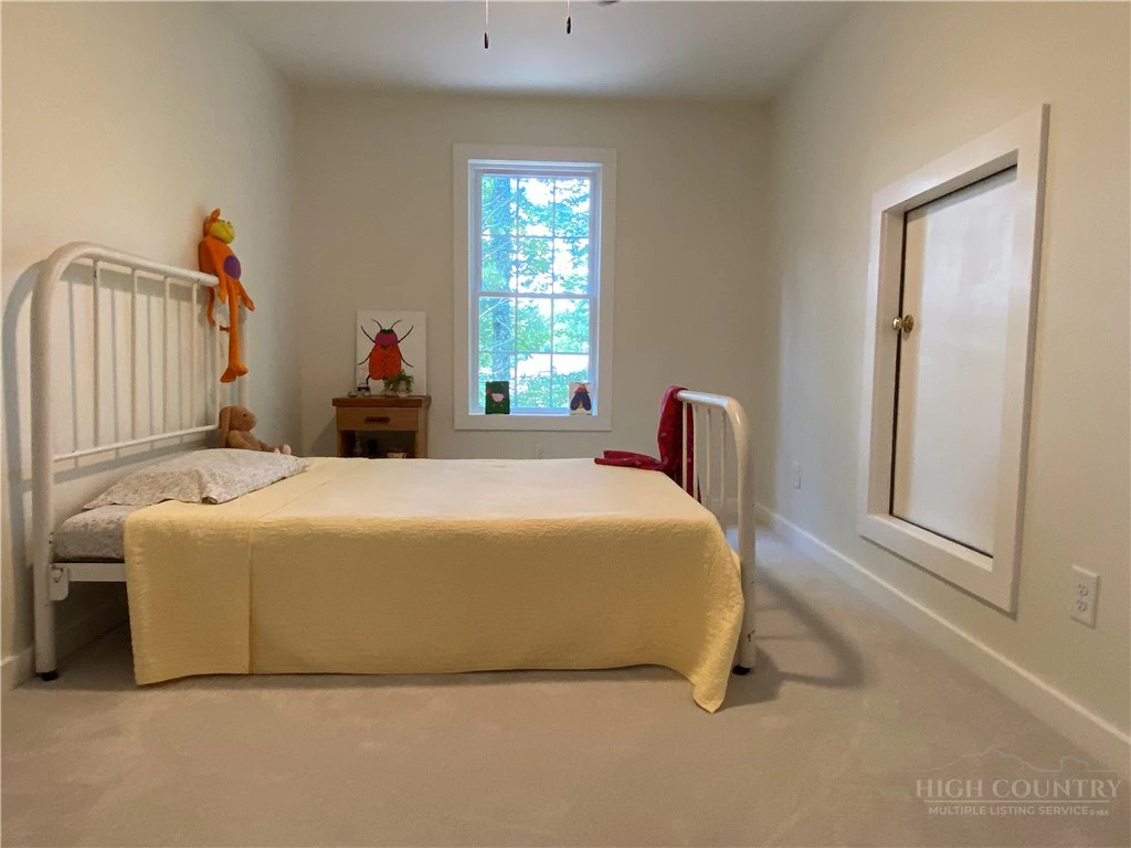 Image number 19 for the current listing