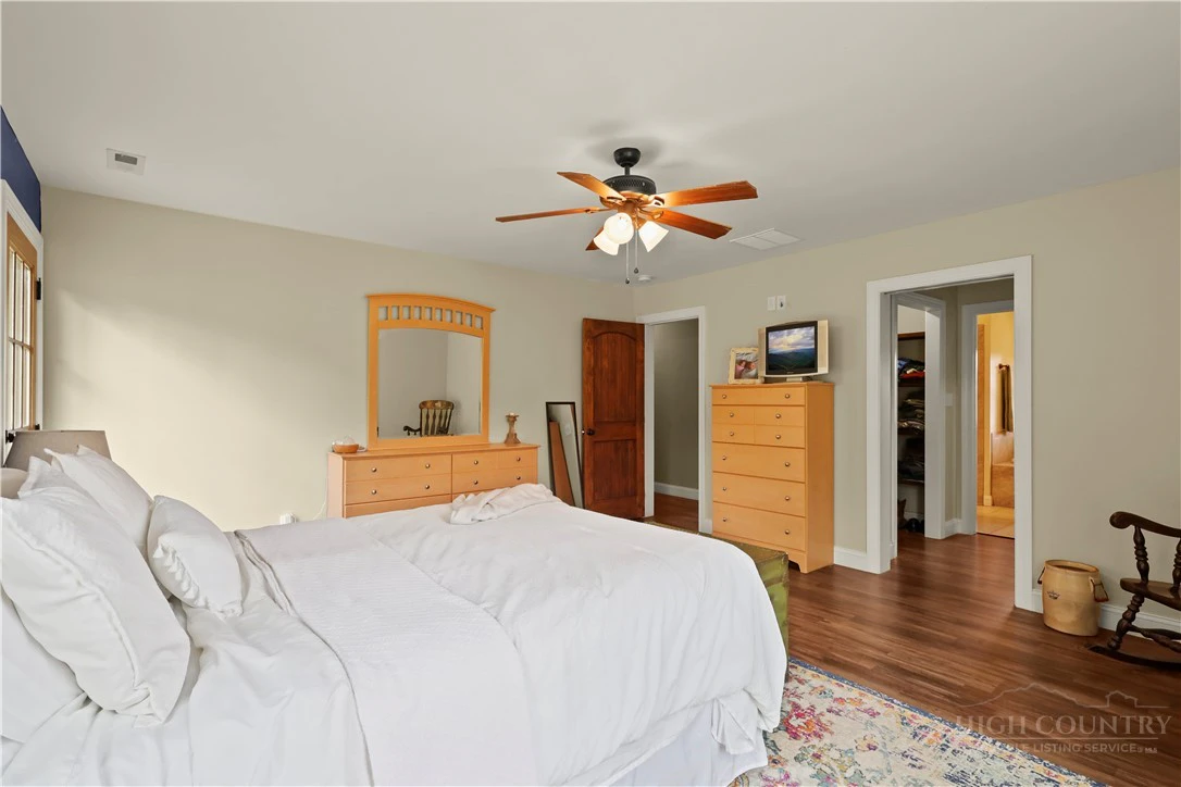 Image number 22 for the current listing