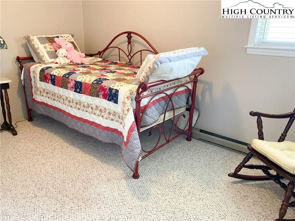 Image number 11 for the current listing