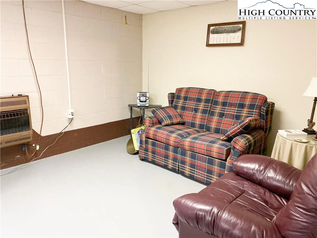 Image number 8 for the current listing
