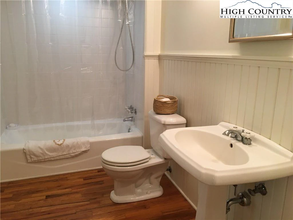Image number 11 for the current listing