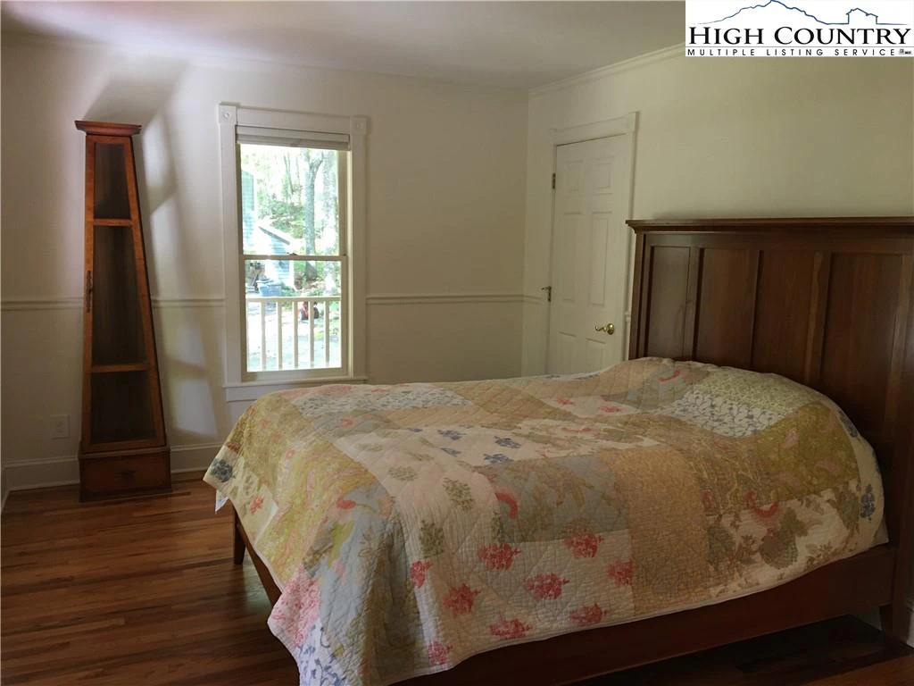 Image number 7 for the current listing