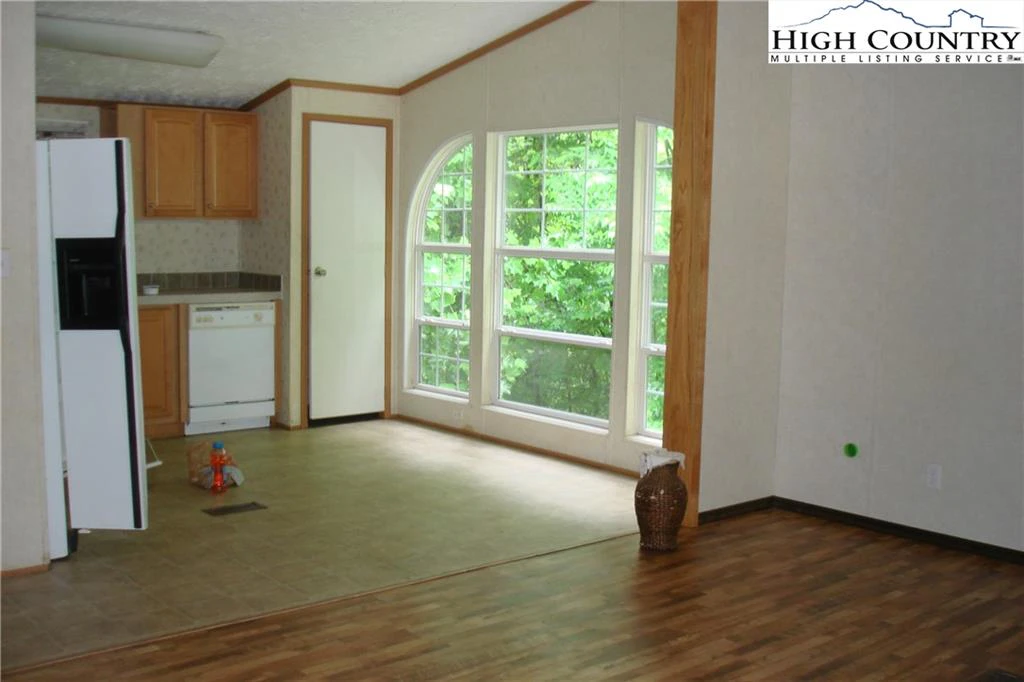 Image number 3 for the current listing