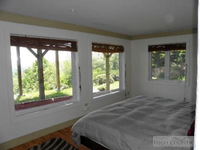 Image number 18 for the current listing