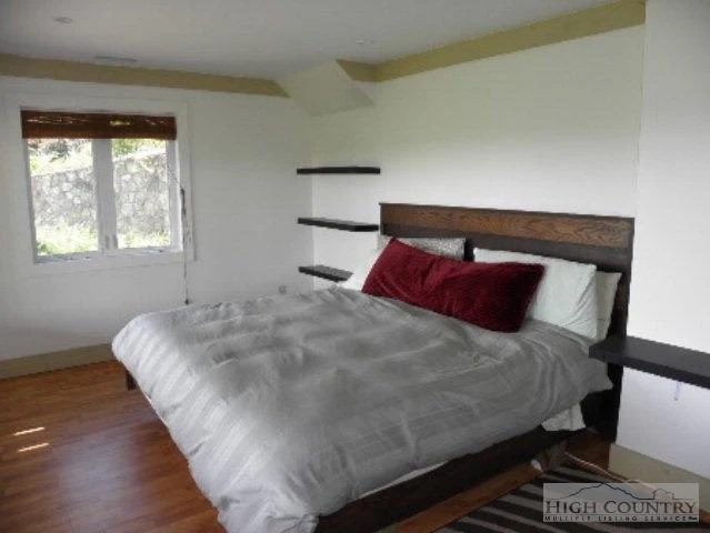 Image number 17 for the current listing