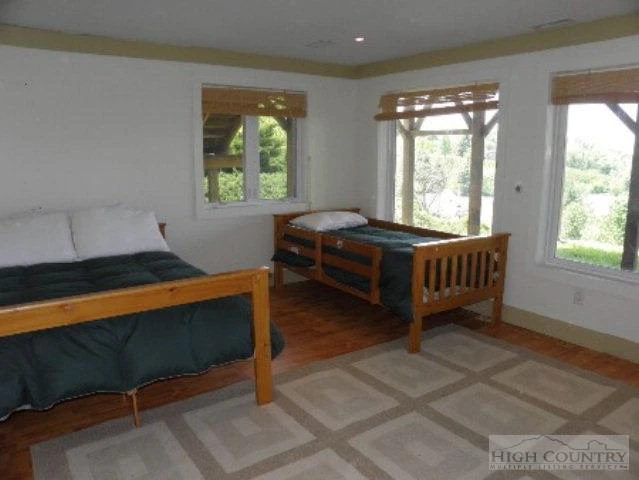 Image number 2 for the current listing