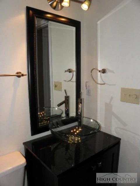 Image number 14 for the current listing