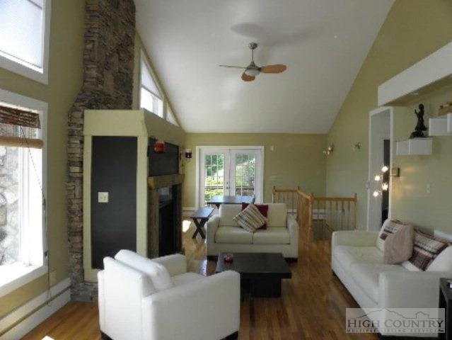 Image number 7 for the current listing