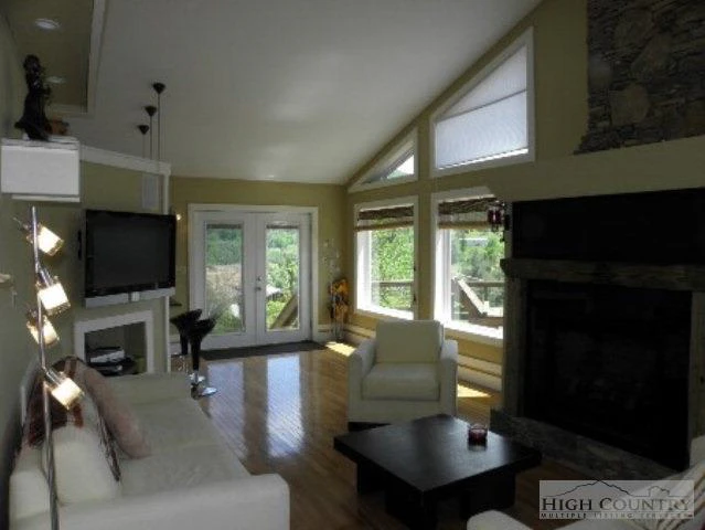 Image number 6 for the current listing