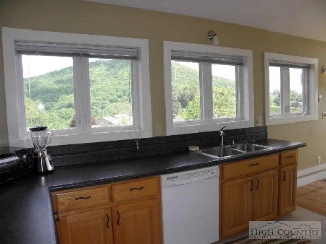 Image number 3 for the current listing