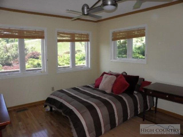 Image number 21 for the current listing
