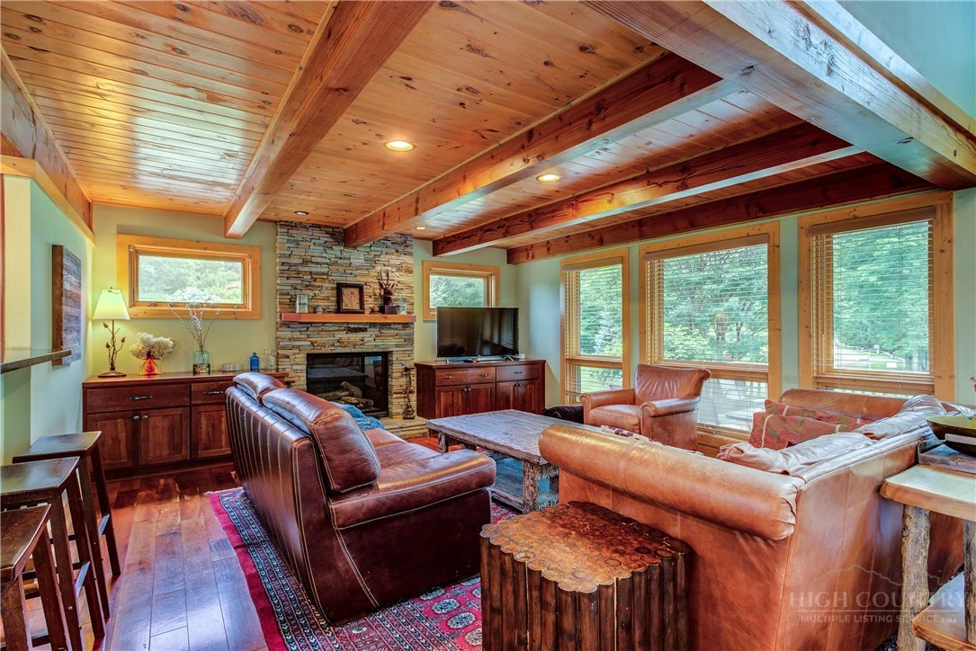 Image number 19 for the current listing