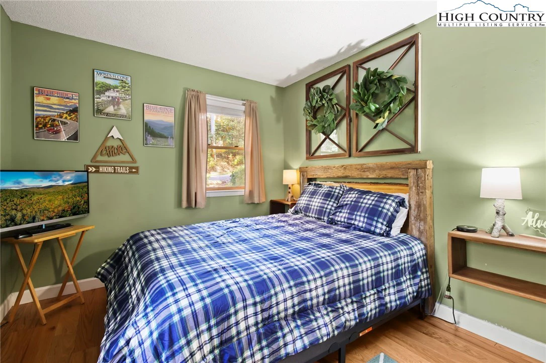 Image number 4 for the current listing
