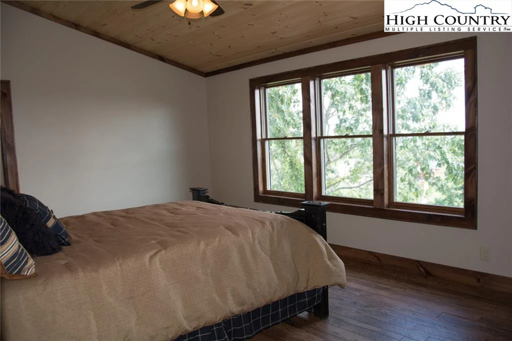 Image number 7 for the current listing