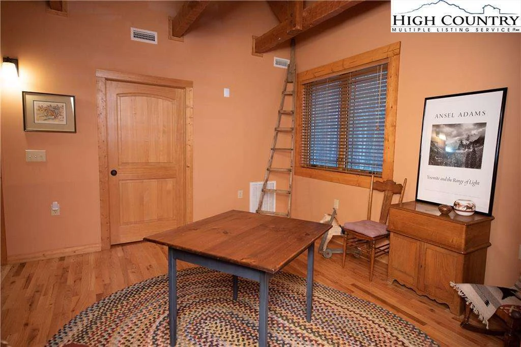 Image number 17 for the current listing