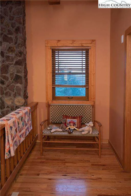 Image number 18 for the current listing