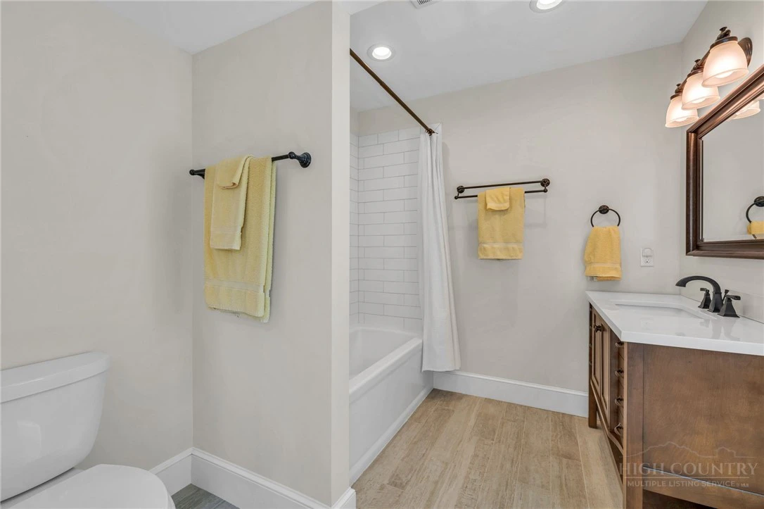 Image number 9 for the current listing
