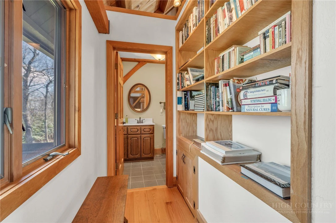 Image number 4 for the current listing