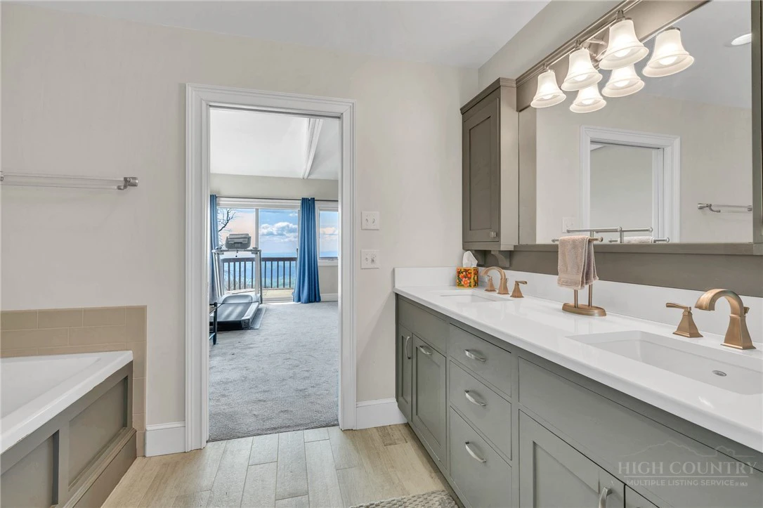 Image number 3 for the current listing