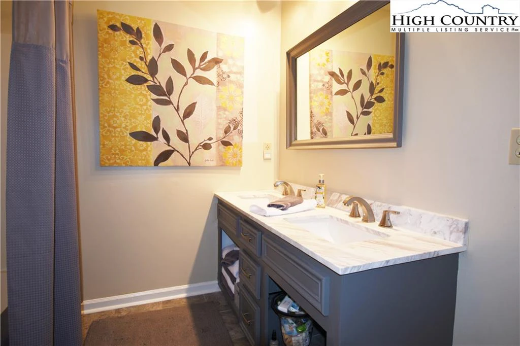 Image number 3 for the current listing