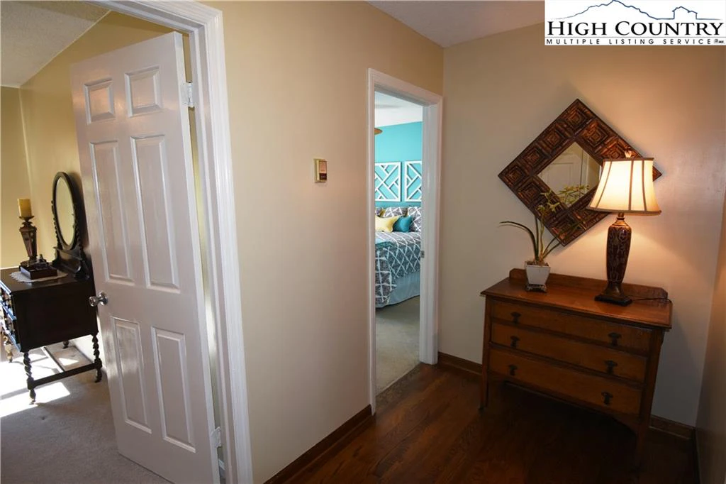 Image number 8 for the current listing