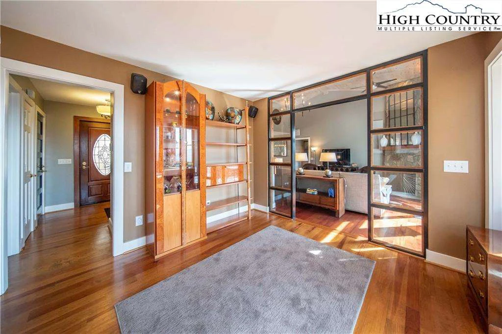 Image number 14 for the current listing