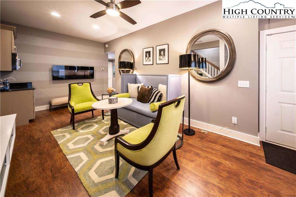Image number 2 for the current listing