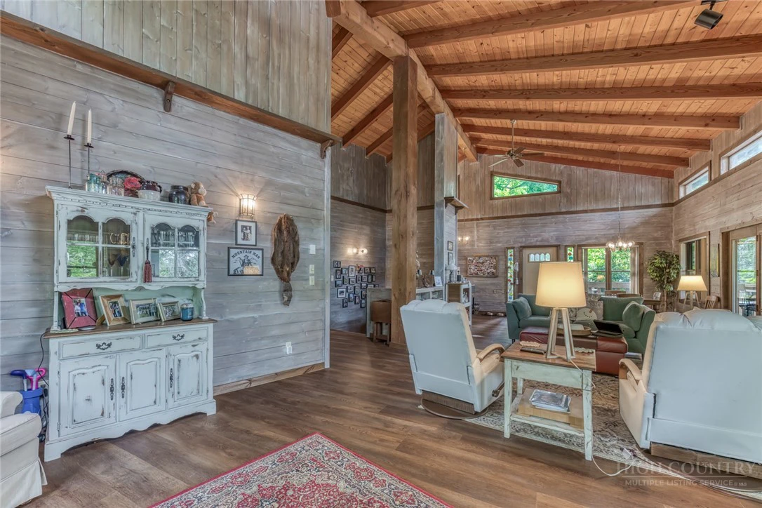Image number 9 for the current listing