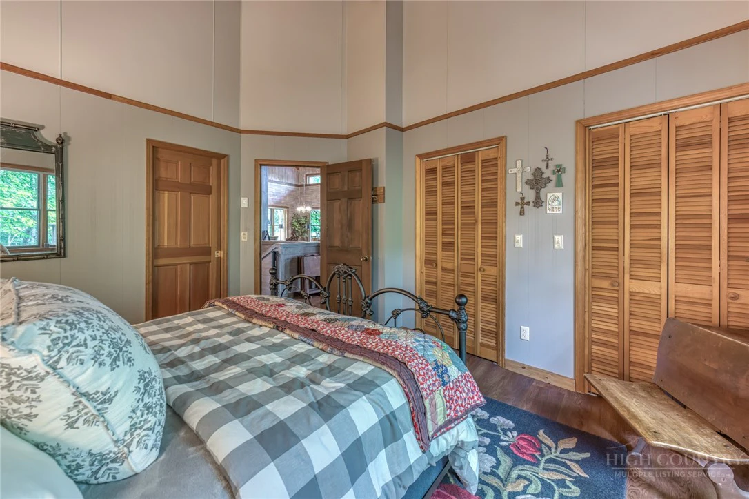 Image number 14 for the current listing