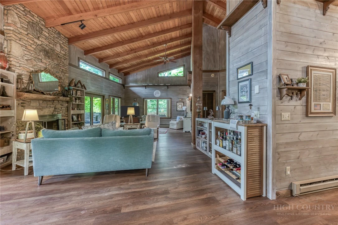 Image number 2 for the current listing