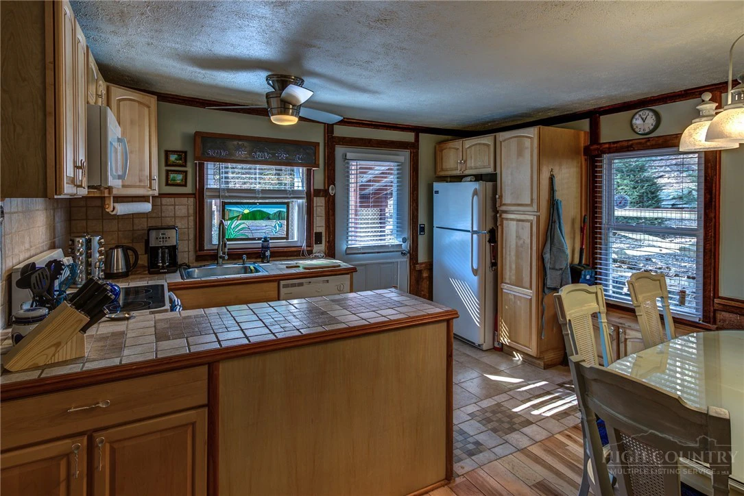 Image number 4 for the current listing