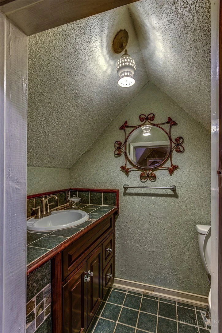 Image number 15 for the current listing