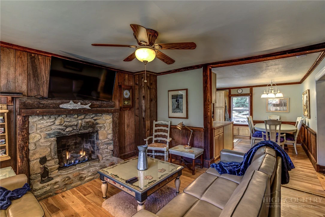 Image number 3 for the current listing