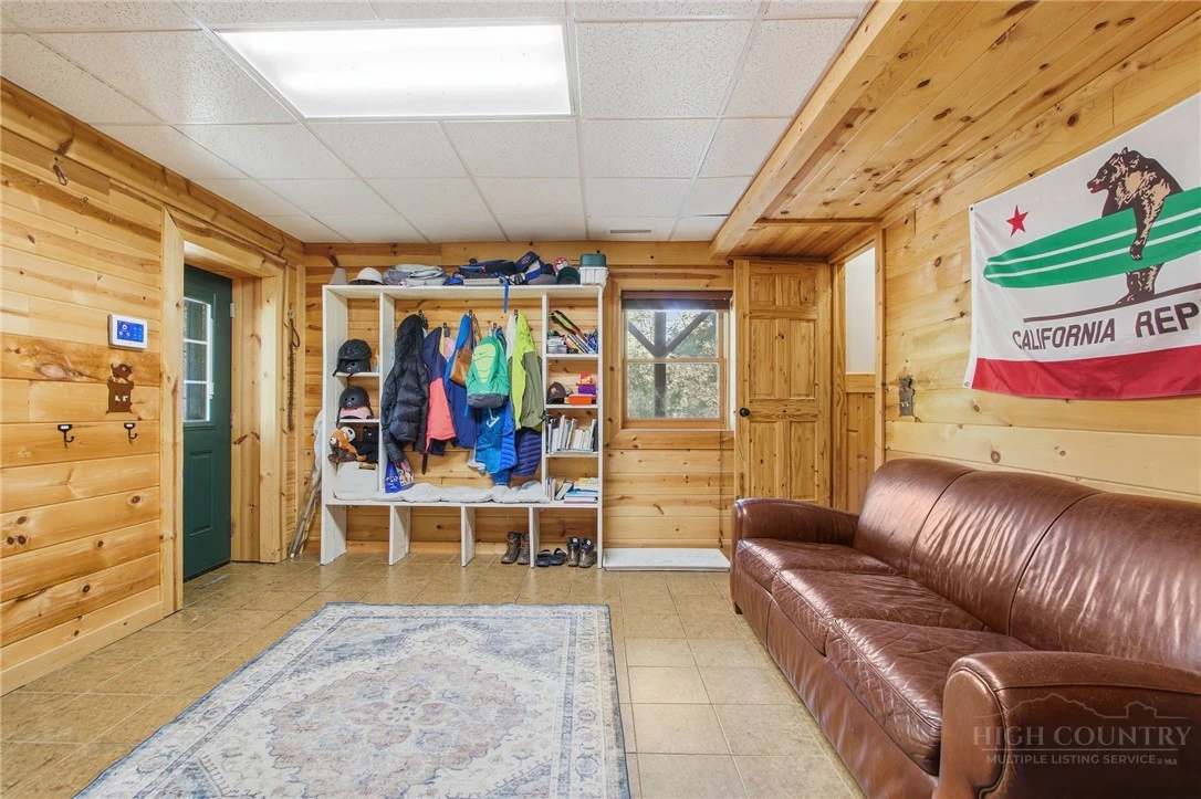 Image number 19 for the current listing