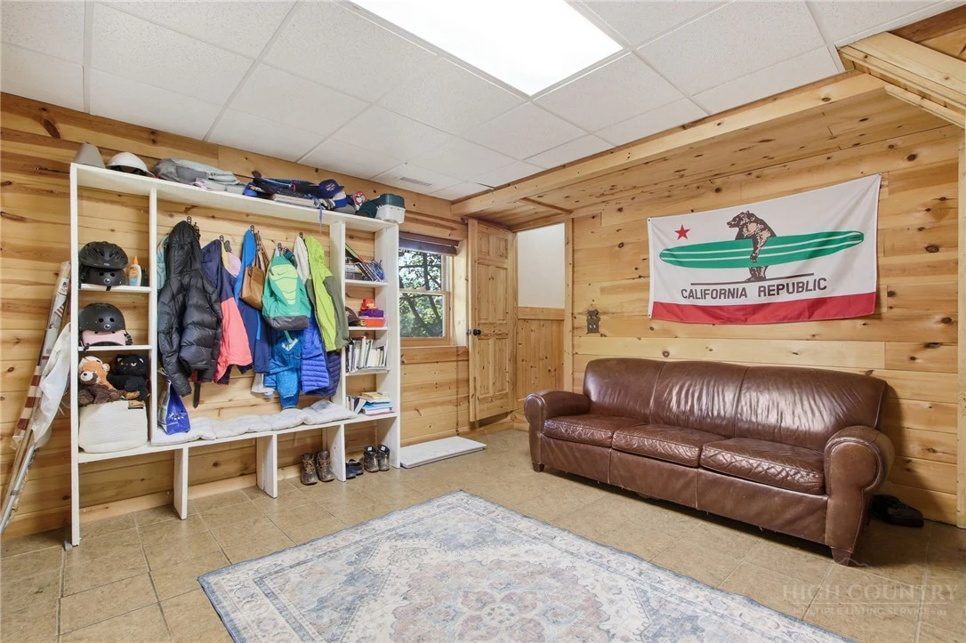 Image number 20 for the current listing