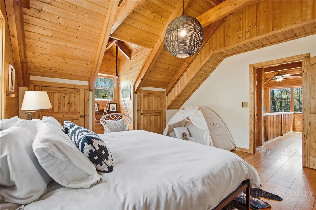 Image number 8 for the current listing