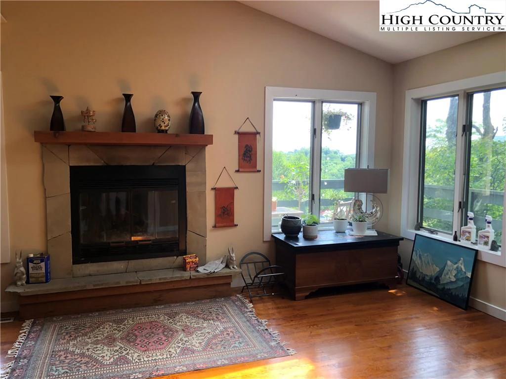 Image number 15 for the current listing