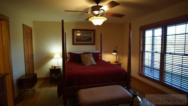 Image number 18 for the current listing
