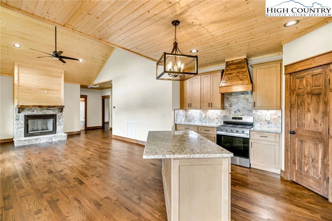 Image number 14 for the current listing